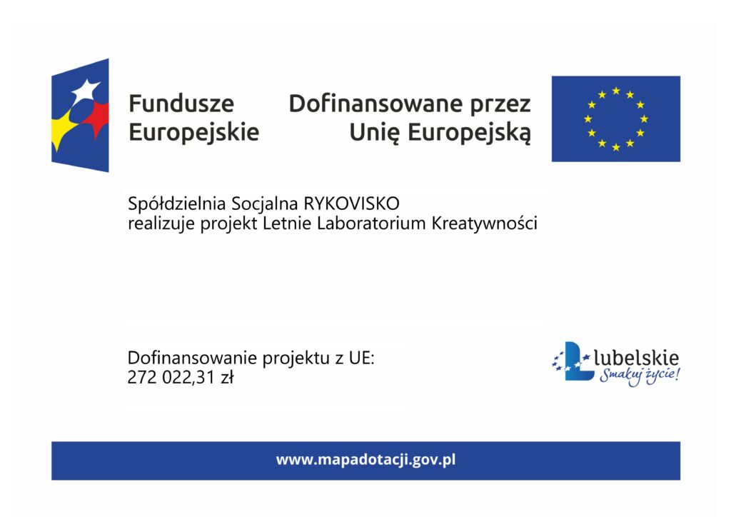 Plansza informacyjna o dofinansowaniu projektu 'Letnie Laboratorium Kreatywności' realizowanego przez Spółdzielnię Socjalną RYKOVISKO. Projekt współfinansowany przez Unię Europejską w ramach Funduszy Europejskich. Kwota dofinansowania: 272 022,31 zł. Na dole adres strony: www.mapadotacji.gov.pl. Logo Funduszy Europejskich, Unii Europejskiej oraz województwa lubelskiego.